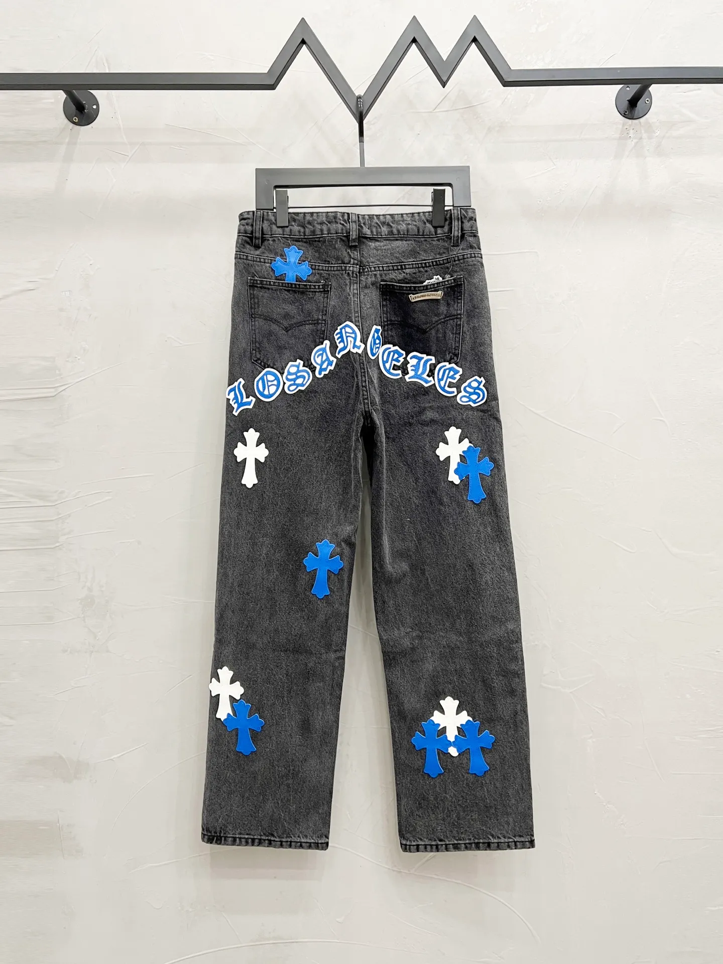 P240 Style number: [M929] Chrome hearts & Chrome hearts 25ss blue leopard print cross patch leather jeans Chrome hearts’ logging pants are here! ! ! CH Croix Heart Double Knee Cross Patch Leather Bo1 Style Logging Pants Straight-leg Work Pants B136 Croix Heart Cross Sanskrit Overalls Price 24W Level, patchwork cross pattern embellishment, high-waisted washed jeans! ! Absolutely high-end luxury products, 1.9W level god-level single products, super popular products, made by top heavy industry, not to be missed. About Zangyin, this is an extremely luxurious fashion brand, which can also be called the nobles of the high street. It has always been an exclusive brand of some hipsters or rich second generation. Compared with ordinary high streets, it is more luxurious and noble. Compared with luxury brands, it has a more fashionable personality and has always been a brand that I have a special liking for. Imported yarn is custom-woven into a high-density twill canvas, which ensures a crisp silhouette while also making the fabric feel very delicate. It follows the B01 classic silhouette, with a crisp and stylish upper body. The ready-made garments are stone-milled and fermented, so they can be matched with any style. Buttons and zinc-brushed washables are genuine YKK retro metal products. Double-layered canvas on the front. Perfect details. All hardware is perfect. Size: 30-32-34-36 Color: Black pants, blue and white leather